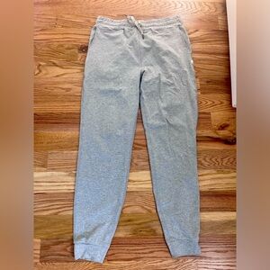 Vuori performance jogger in pale grey heather